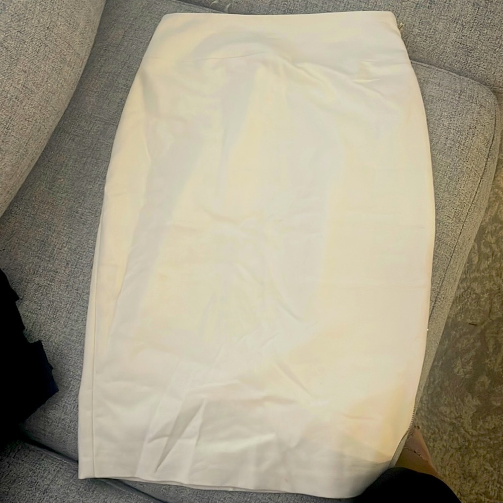 Beautiful hight waist cream skirt with side zipper